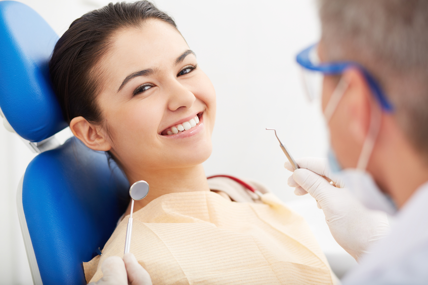 Imagem-do-paciente-sorrindo-olhando-a-câmera-na-sala-do-dentista