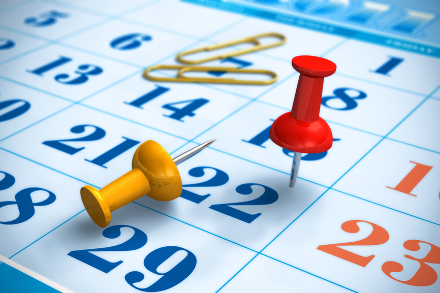 ilustração-vetorial-de-alfinetes-e-clips-de-papel-em-cima-de-calendário-azul