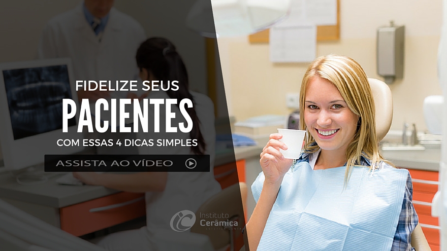 fotografia-escritório-odontológico-paciente-do-sexo-feminino-sorrindo-segurando-copo-de-água-aguardando-Cirurgia-dentária-com-auxiliar-de-enfermagem-e-doutor-em-segundo-plano-na-imagem.